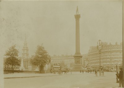 Ansichtkaart met een afbeelding van Trafalgar Square door English Photographer